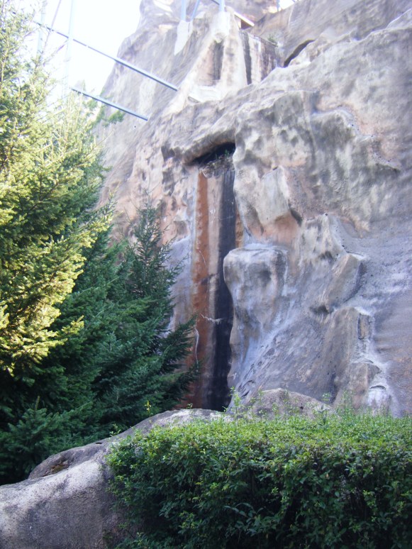 wonder_mountain_dry_backside_waterfall